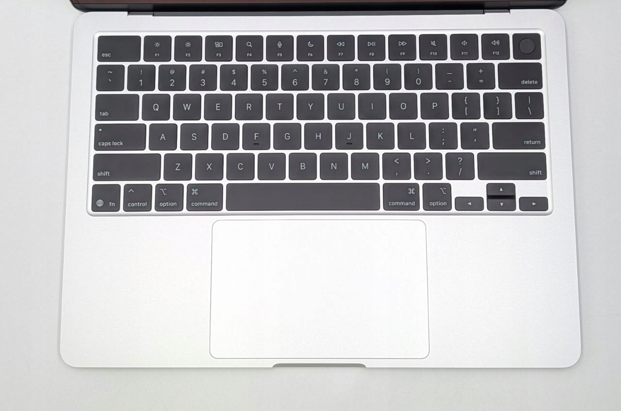 Apple MacBook Air 13,6" M4 16GB / 256GB Srebrny | OUTLET (Powystawowy)